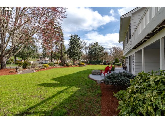 18 ROYAL OAKS Dr, Roseburg, OR 97471