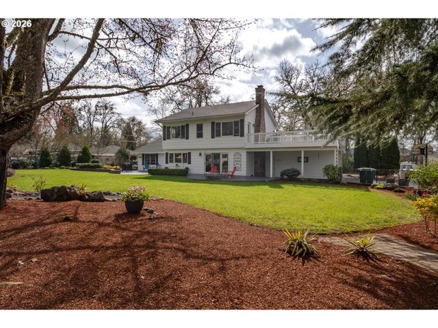 18 ROYAL OAKS Dr, Roseburg, OR 97471