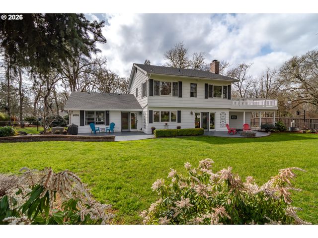 18 ROYAL OAKS Dr, Roseburg, OR 97471