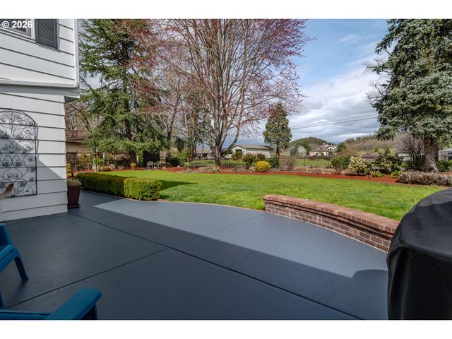 18 ROYAL OAKS Dr, Roseburg, OR 97471