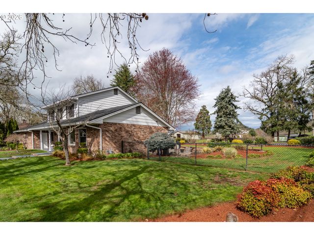 18 ROYAL OAKS Dr, Roseburg, OR 97471