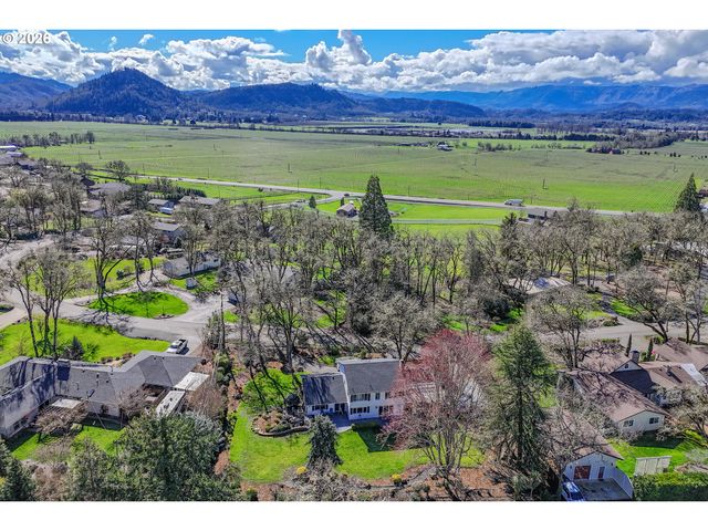 18 ROYAL OAKS Dr, Roseburg, OR 97471