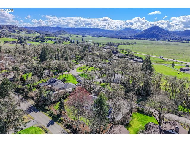 18 ROYAL OAKS Dr, Roseburg, OR 97471