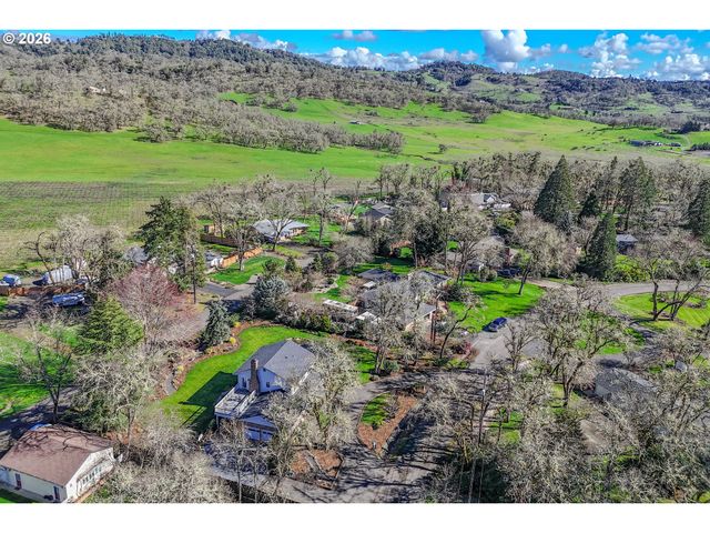 18 ROYAL OAKS Dr, Roseburg, OR 97471