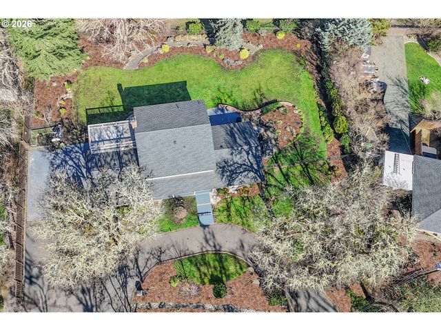 18 ROYAL OAKS Dr, Roseburg, OR 97471