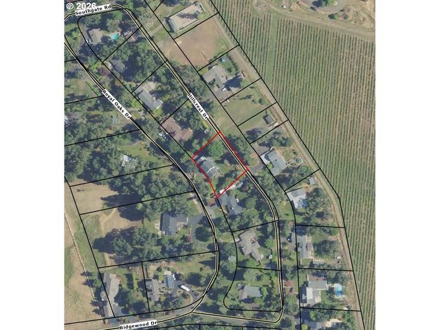 18 ROYAL OAKS Dr, Roseburg, OR 97471