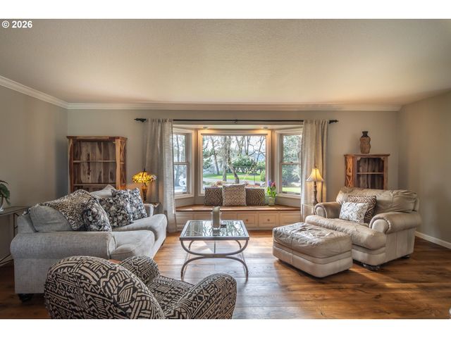 18 ROYAL OAKS Dr, Roseburg, OR 97471