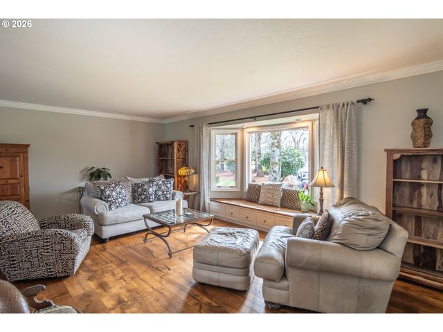 18 ROYAL OAKS Dr, Roseburg, OR 97471