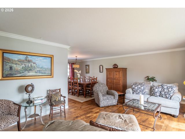 18 ROYAL OAKS Dr, Roseburg, OR 97471