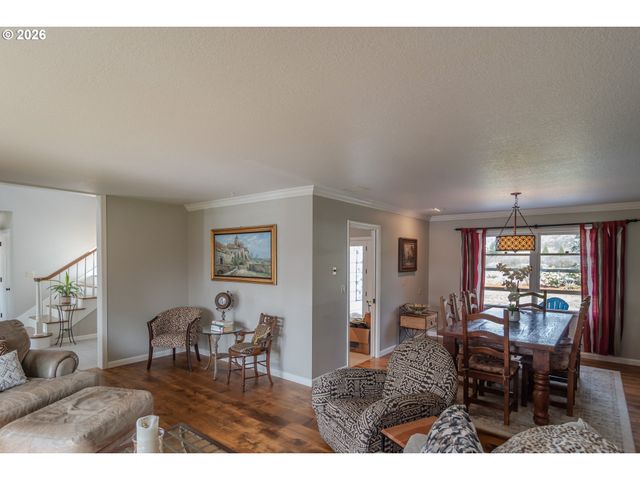 18 ROYAL OAKS Dr, Roseburg, OR 97471