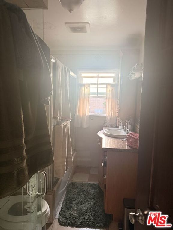 Image 10 of property listing at 6837 Mayflower Avenue, Bell, CA 90201
