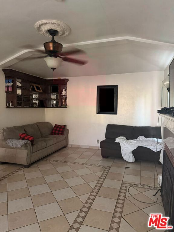 Image 3 of property listing at 6837 Mayflower Avenue, Bell, CA 90201