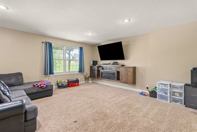 14 Hidden Valley Circle, Davenport, IA 52804