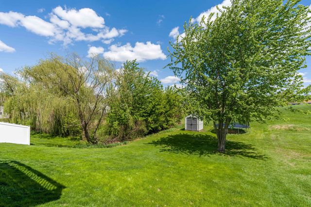 14 Hidden Valley Circle, Davenport, IA 52804