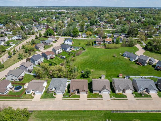 14 Hidden Valley Circle, Davenport, IA 52804