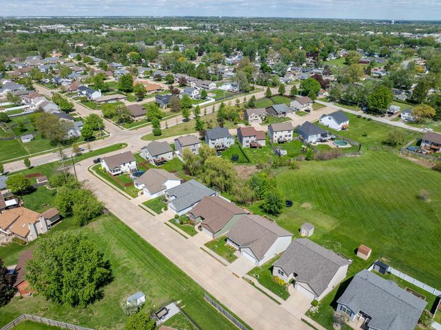 14 Hidden Valley Circle, Davenport, IA 52804