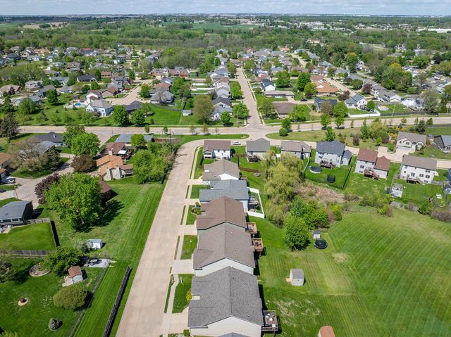 14 Hidden Valley Circle, Davenport, IA 52804