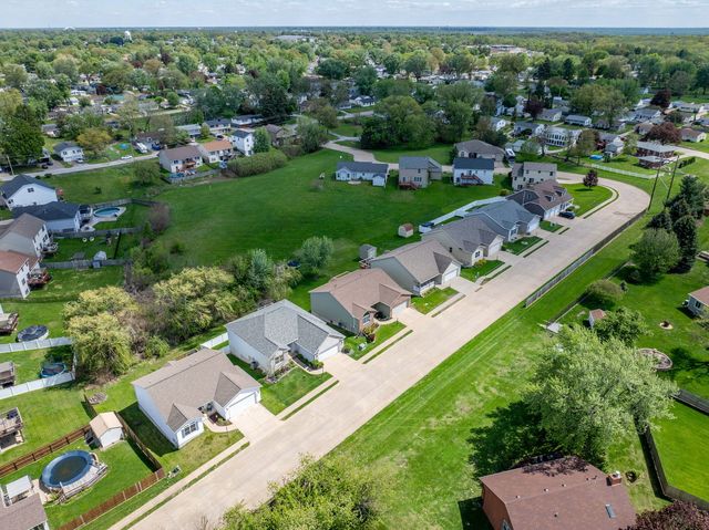 14 Hidden Valley Circle, Davenport, IA 52804