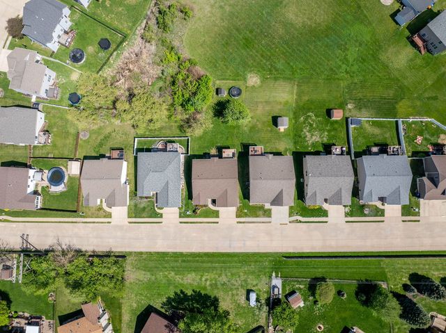 14 Hidden Valley Circle, Davenport, IA 52804