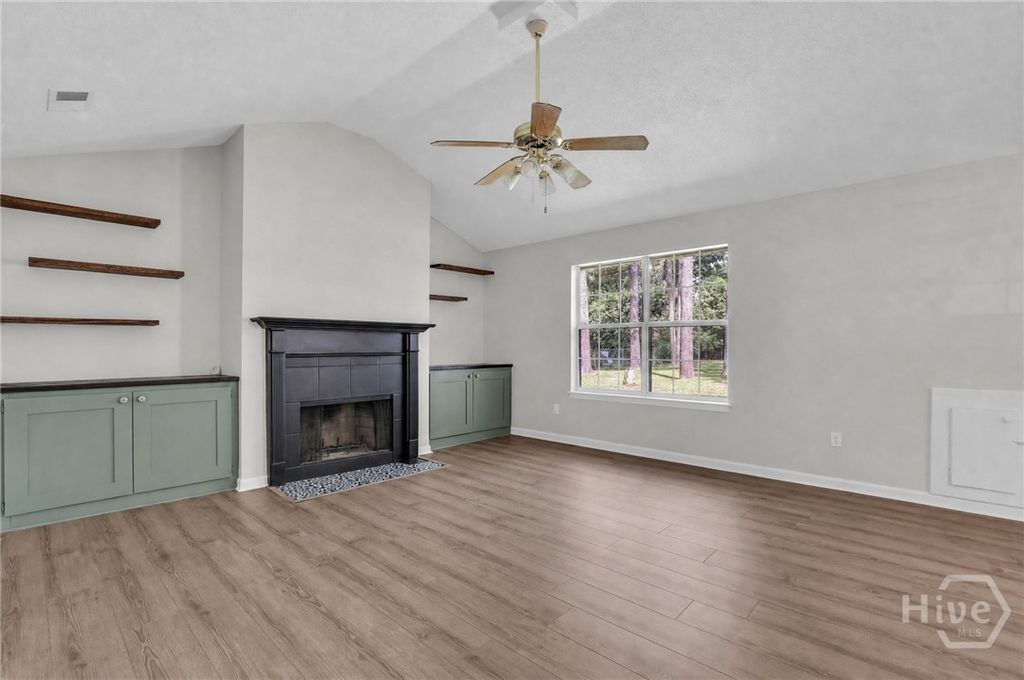 Image 10 of property listing at 129 Jennifer Circle, Rincon, GA 31326
