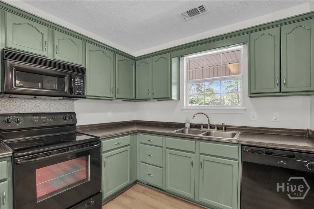 Image 20 of property listing at 129 Jennifer Circle, Rincon, GA 31326