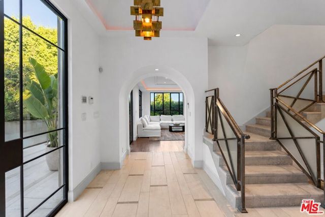 7801 Hillside Avenue, Los Angeles, CA 90046