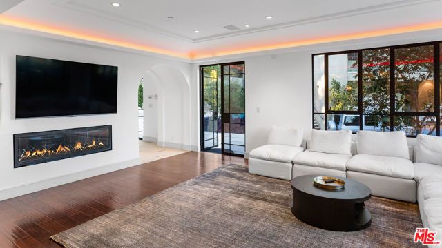 7801 Hillside Avenue, Los Angeles, CA 90046