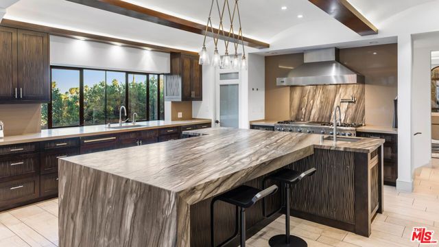 7801 Hillside Avenue, Los Angeles, CA 90046