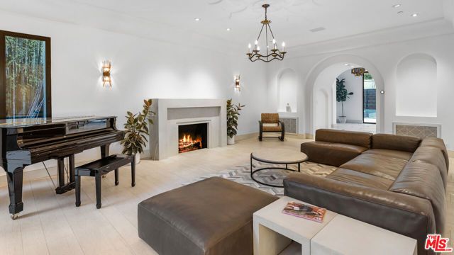 7801 Hillside Avenue, Los Angeles, CA 90046