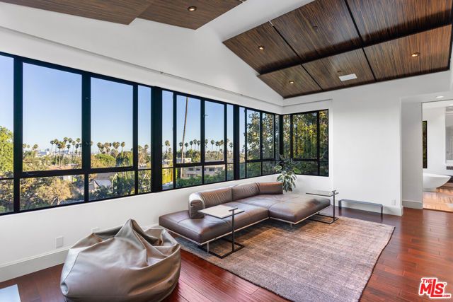 7801 Hillside Avenue, Los Angeles, CA 90046