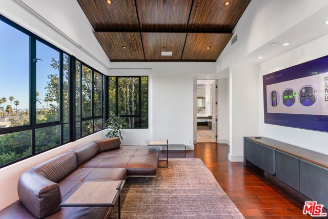 7801 Hillside Avenue, Los Angeles, CA 90046