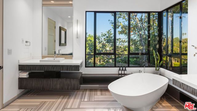 7801 Hillside Avenue, Los Angeles, CA 90046