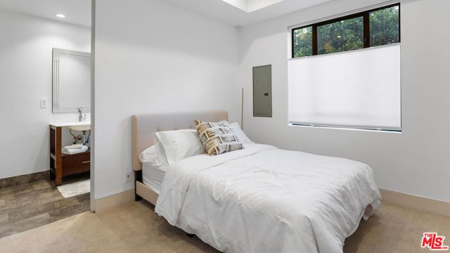 7801 Hillside Avenue, Los Angeles, CA 90046