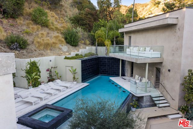 7801 Hillside Avenue, Los Angeles, CA 90046