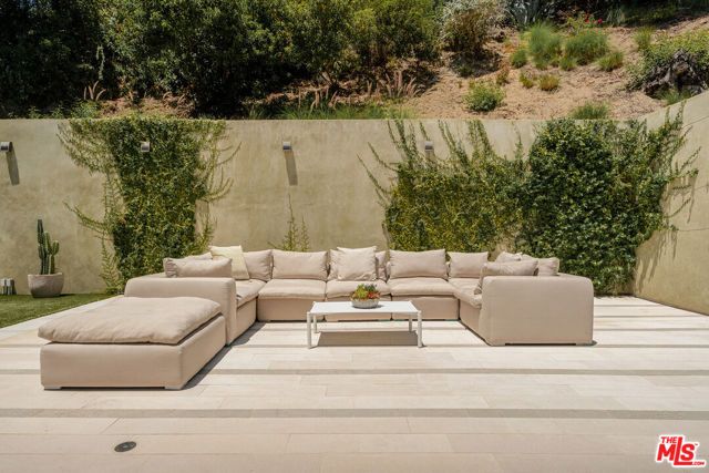 7801 Hillside Avenue, Los Angeles, CA 90046