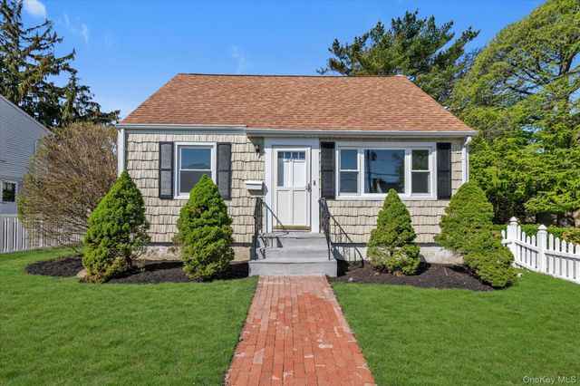 241 Phyllis Drive, Lindenhurst, NY 11757