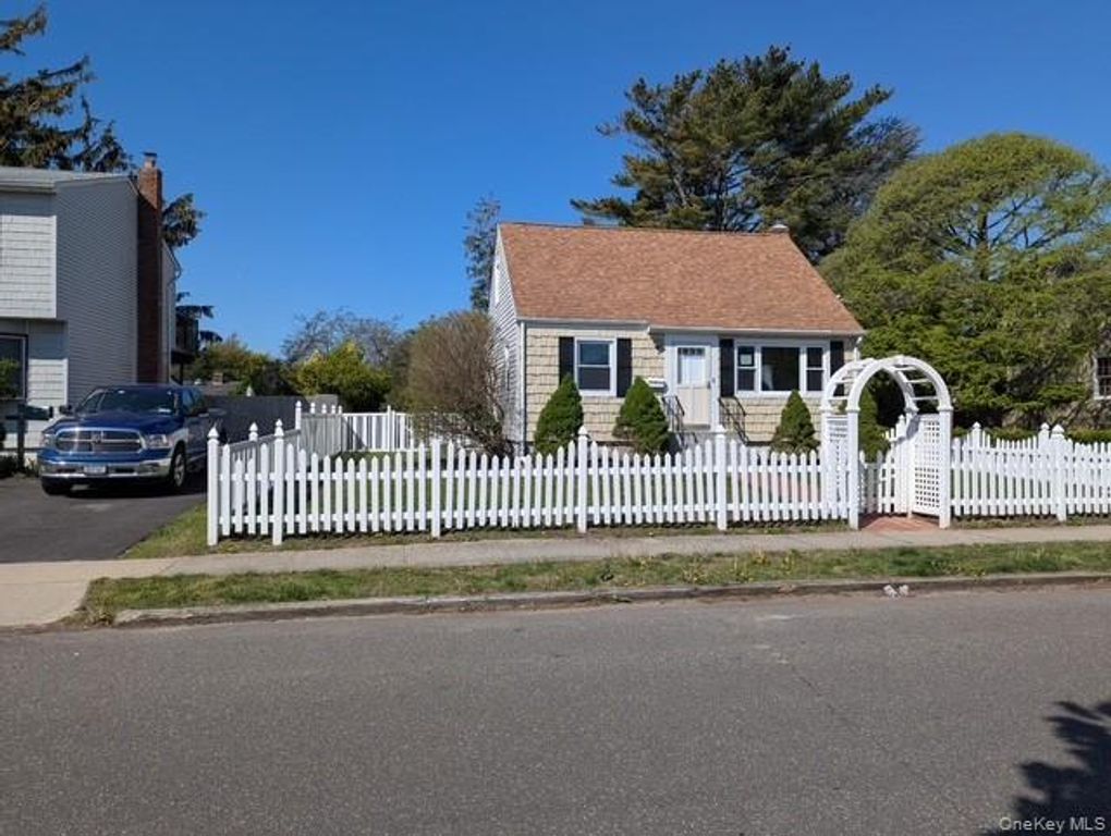 241 Phyllis Drive, Lindenhurst, NY 11757