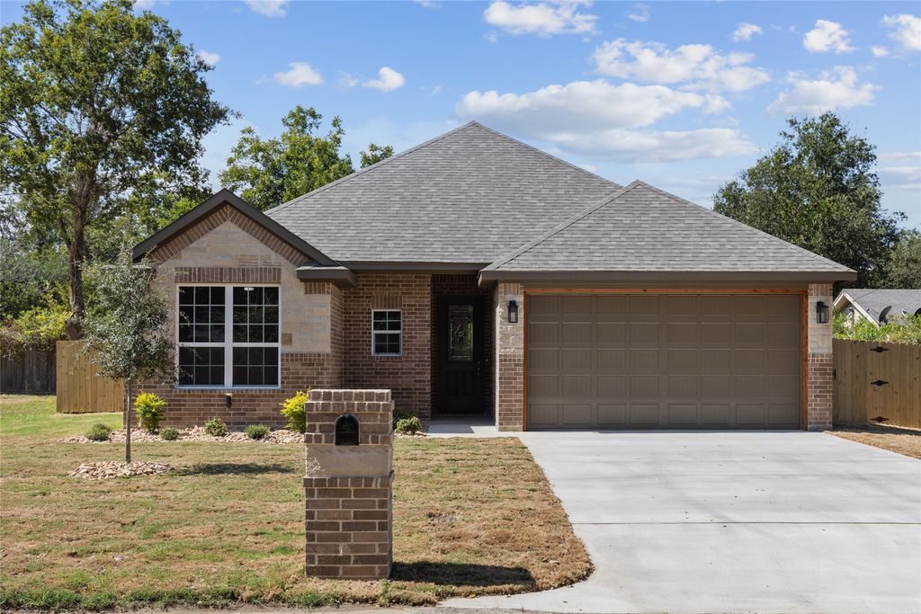 605 Madison Street, Cleburne, TX 76033