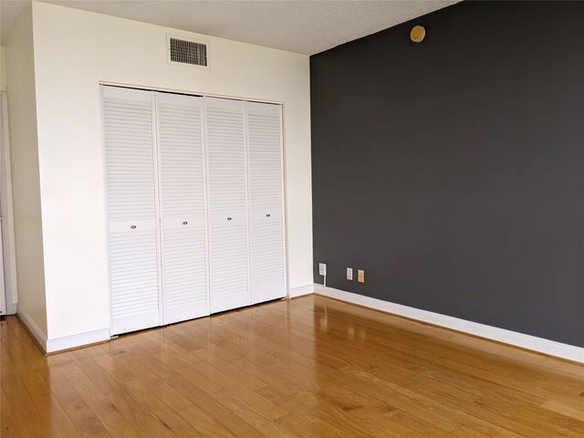 5001 Woodway Drive 1406, Houston, TX 77056