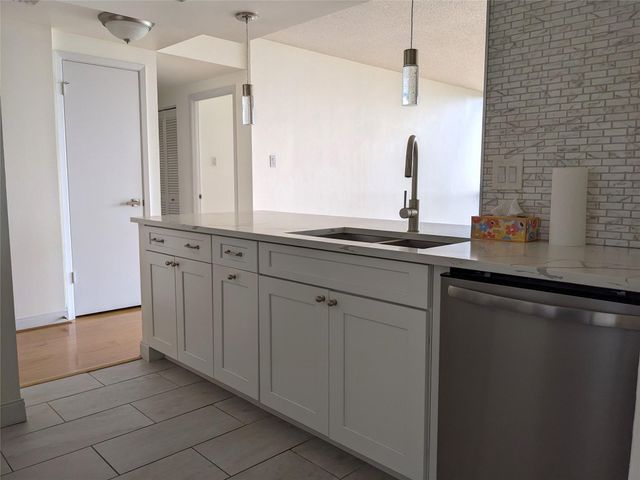 5001 Woodway Drive 1406, Houston, TX 77056