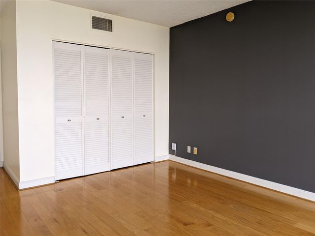 5001 Woodway Drive 1406, Houston, TX 77056