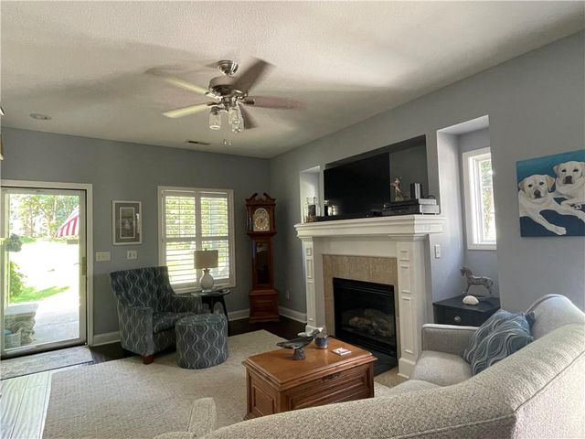 933 Redbuck Circle, Lee's Summit, MO 64081