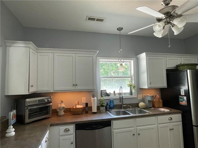933 Redbuck Circle, Lee's Summit, MO 64081
