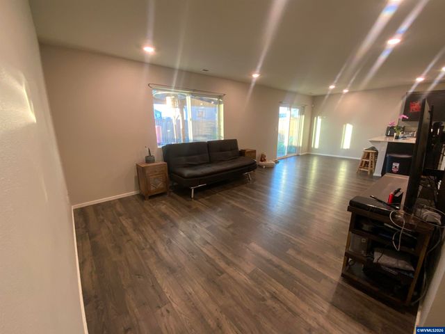 4777 Navigation Av NE, Salem, OR 97305