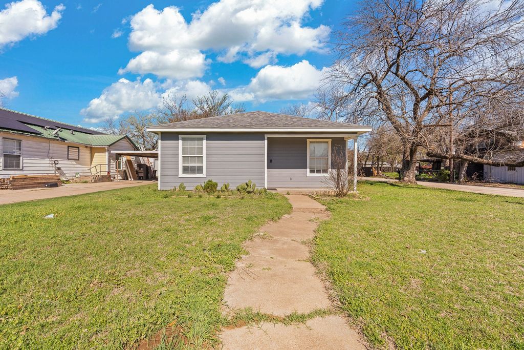 700 Poindexter Avenue, Cleburne, TX 76033