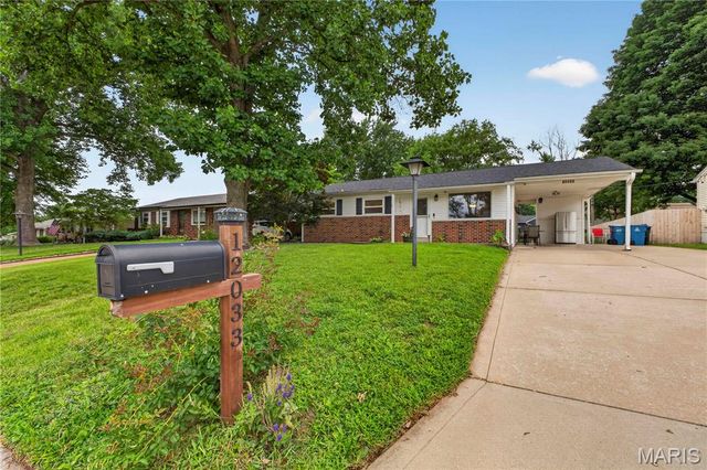 12033 Colonial Drive, Maryland Heights, MO 63043