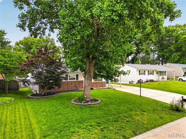 12033 Colonial Drive, Maryland Heights, MO 63043