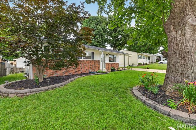 12033 Colonial Drive, Maryland Heights, MO 63043