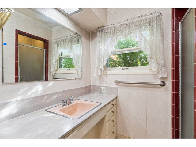 4020 Se LEXINGTON St, Portland, OR 97202