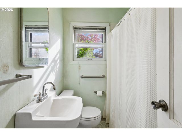 4020 Se LEXINGTON St, Portland, OR 97202